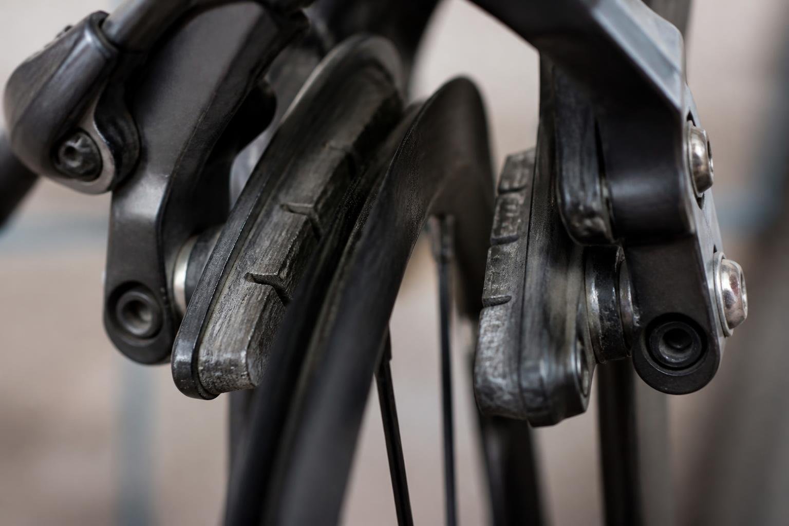 Gros plan sur les plaquettes de frein d'un vélo, montrant leur usure