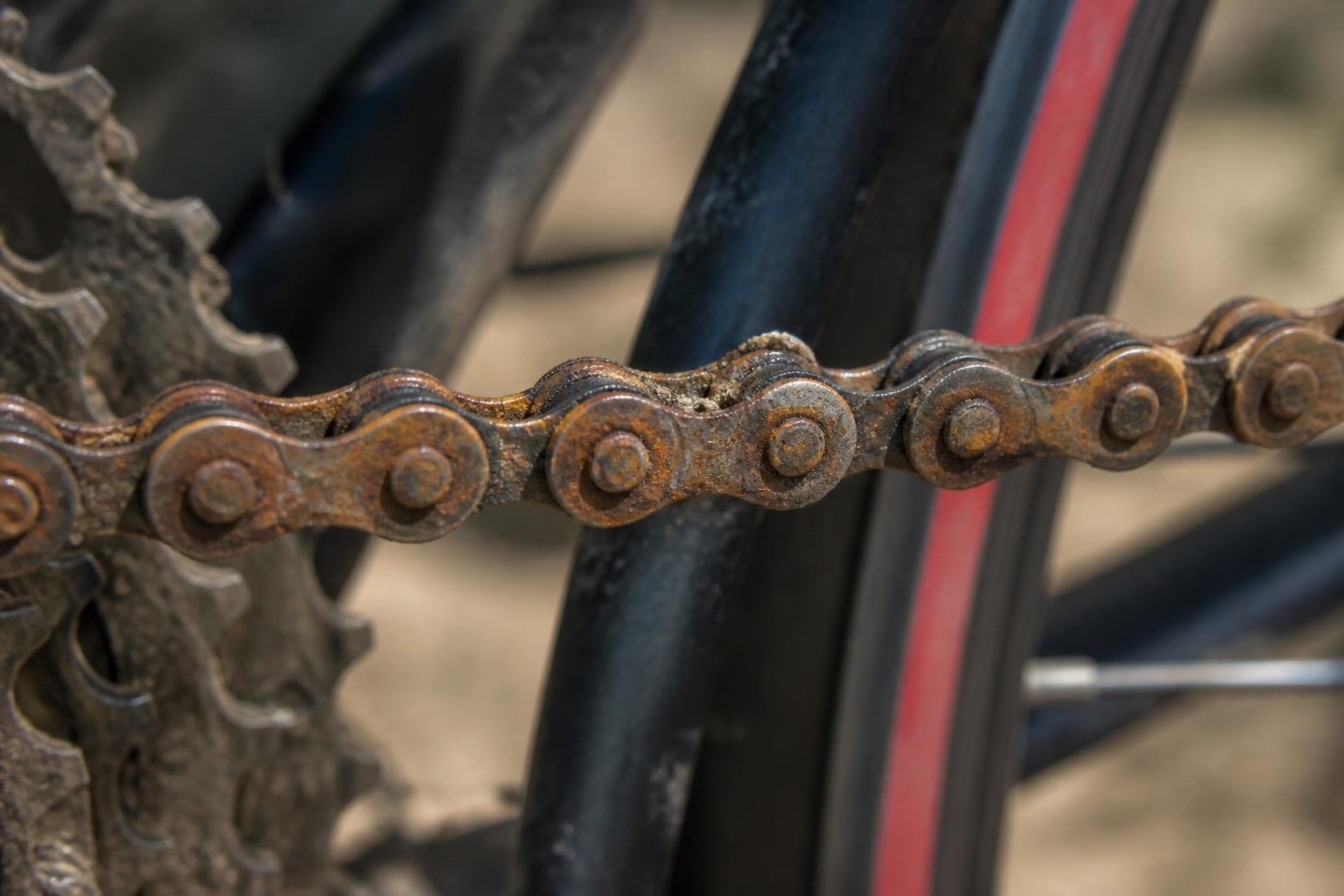 Chaîne de vélo rouillée et encrassée, exemple de mauvais entretien